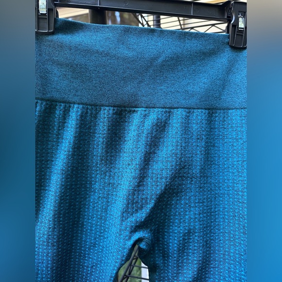 PRETTY LITTLE THING NWOT Blue Leggings W/Matching Long Sleeve Crop Size S - Picture 9 of 15